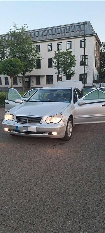 Silber Gebraucht 2002 Mercedes C180 Classic Limousine | 2.600 € (Fairer Preis) - Bild 1/4