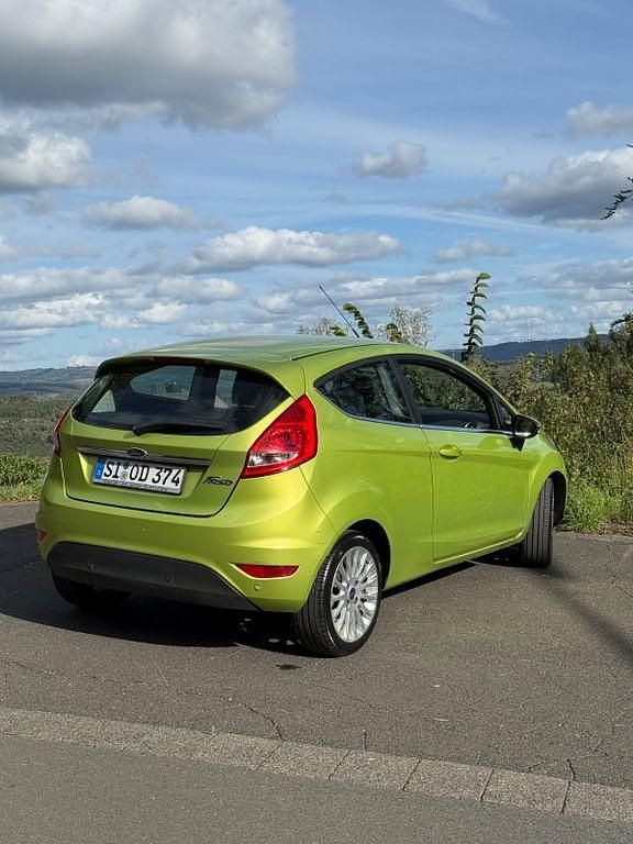 Gebraucht Ford Fiesta Titanium 97 PS (71 kW) 2010 Grün Kleinwagen