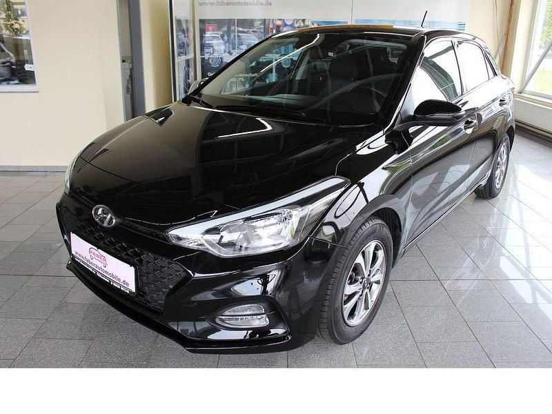 Schwarz Gebraucht 2020 Hyundai i20 Advantage Limousine | 13.998 € (Fairer Preis) - Bild 1/4