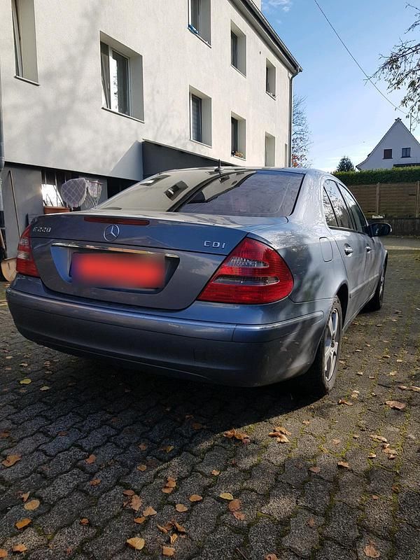Gebraucht Mercedes E220 150 PS (110 kW) 2004 Blau Limousine