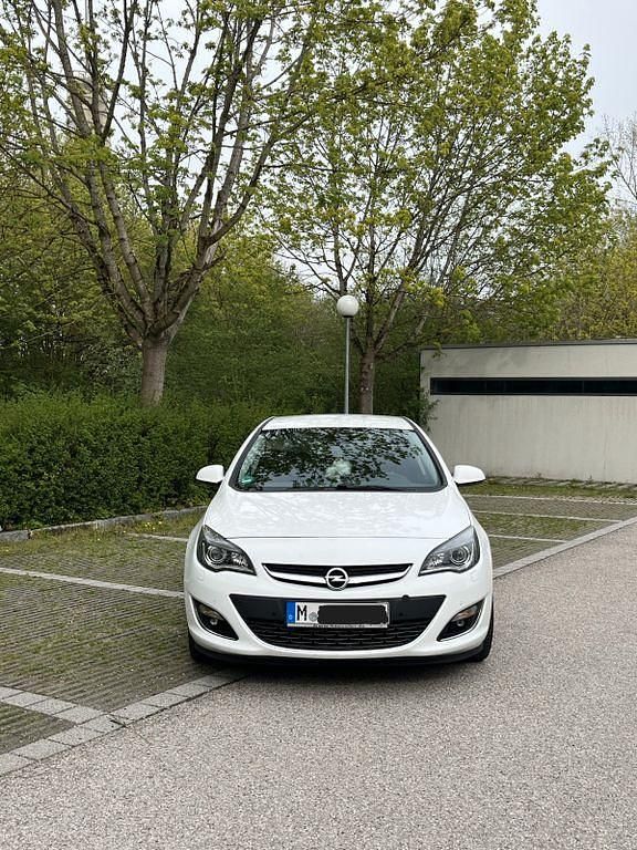 Gebraucht Opel Astra Edition 136 PS (100 kW) 2014 Weiß Limousine