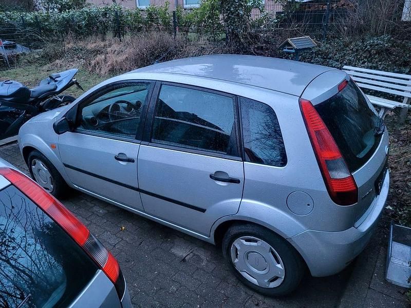 Gebraucht Ford Fiesta 80 PS (58 kW) 2003 Silber Kleinwagen
