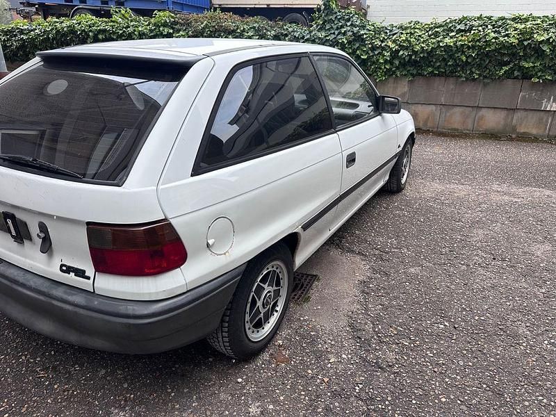 Gebraucht Opel Astra 90 PS (66 kW) 1992 Weiß Kleinwagen
