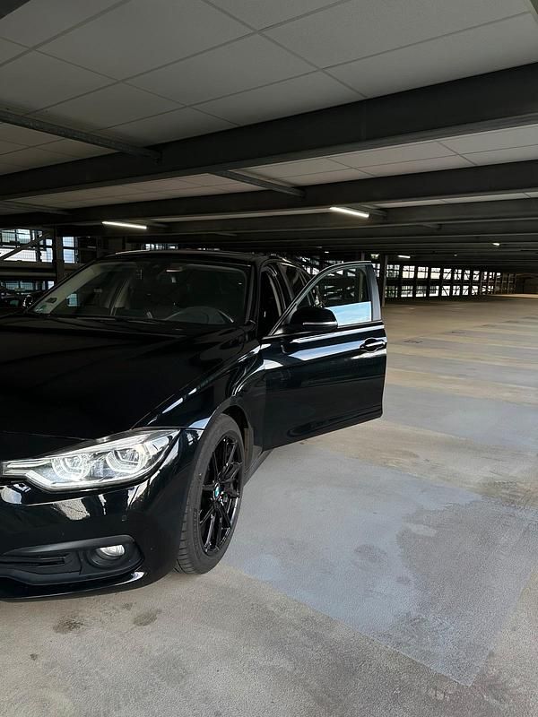 Schwarz Gebraucht 2016 BMW 320 Comfort Edition Kombi | 13.249 € (Etwas zu teuer) - Bild 1/4