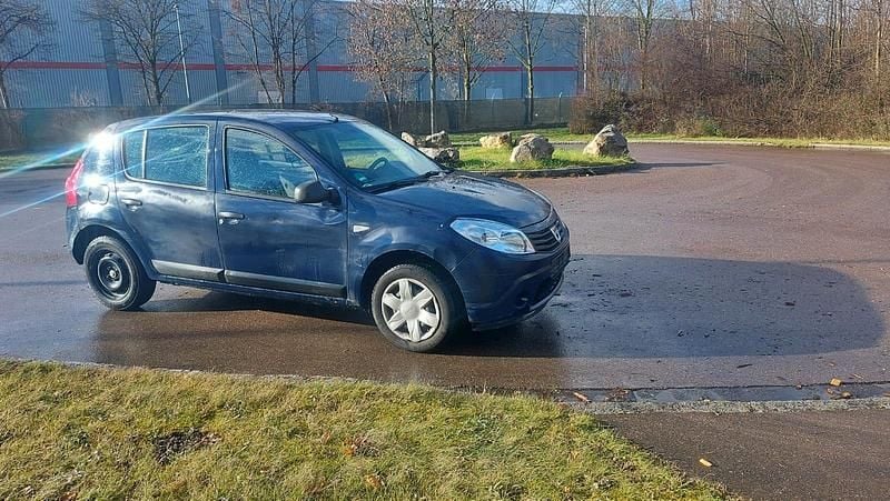 Blau Gebraucht 2012 Dacia Sandero Kombi | 650 € - Bild 1/4