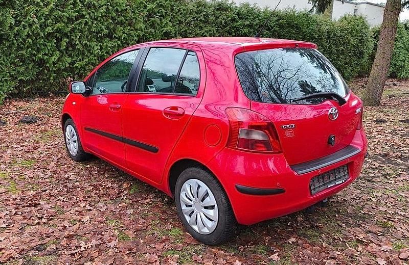 Gebraucht Toyota Yaris 69 PS (50 kW) 2007 Rot Limousine