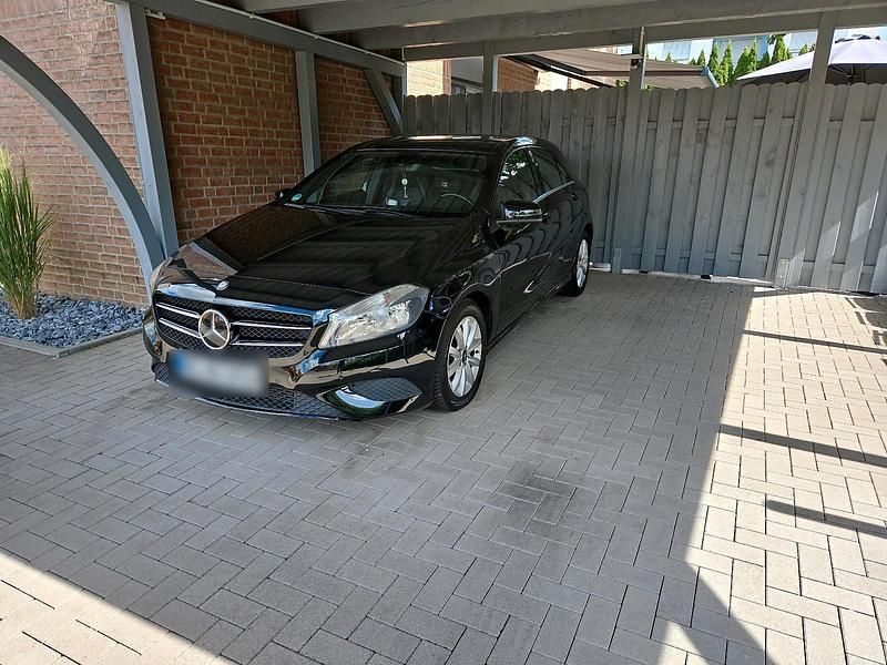 Schwarz Gebraucht 2013 Mercedes A180 Kleinwagen | 17.250 € (Teuer) - Bild 1/4