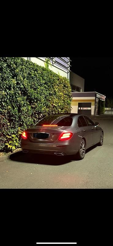Gebraucht Mercedes E220 194 PS (142 kW) 2016 Andere farben Limousine