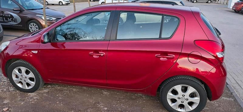 Gebraucht Hyundai i20 78 PS (57 kW) 2011 Rot Kleinwagen