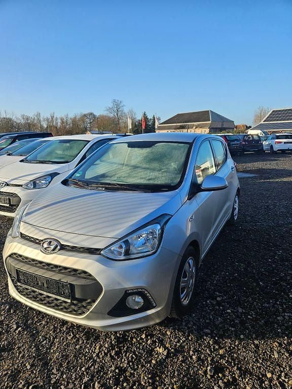 Silber Gebraucht 2014 Hyundai i10 Intro Edition Kleinwagen | 4.990 € (Guter Preis) - Bild 1/4