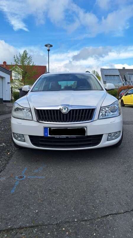 Weiß Gebraucht 2012 Skoda Octavia Elegance Kombi | 7.300 € (Fairer Preis) - Bild 1/4