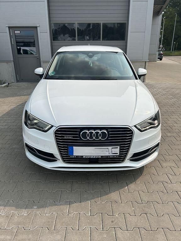 Weiß Gebraucht 2016 Audi A3 Sportback e-tron Ambition Limousine | 14.990 € (Etwas zu teuer) - Bild 1/4