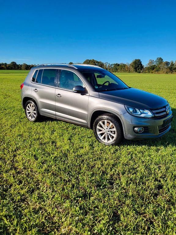 Grau Gebraucht 2012 VW Tiguan Sportline SUV | 8.800 € (Guter Preis) - Bild 1/4