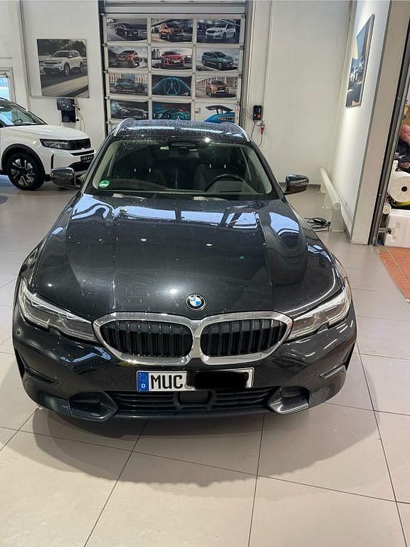 Schwarz Gebraucht 2019 BMW 330 Sport Line Kombi | 29.890 € (Teuer) - Bild 1/4