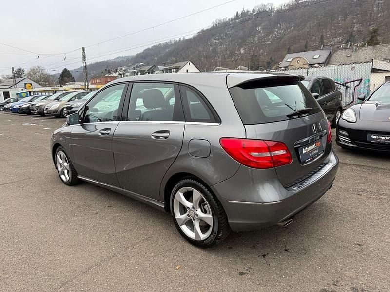 Gebraucht Mercedes B200 156 PS (114 kW) 2013 Grau Van / Kleinbus