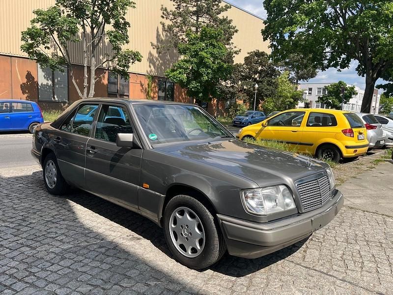 Braun Gebraucht 1993 Mercedes E220 Limousine | 2.999 € - Bild 1/4