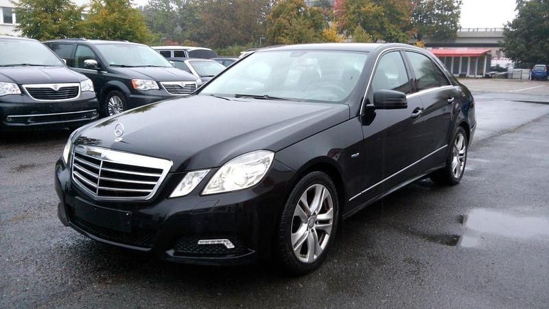 Gebraucht Mercedes E250 Avantgarde 204 PS (150 kW) 2009 Schwarz Limousine