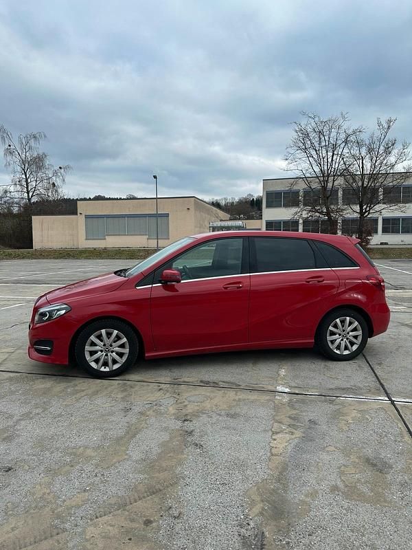 Gebraucht Mercedes B180 Style 109 PS (80 kW) 2018 Rot Kleinwagen