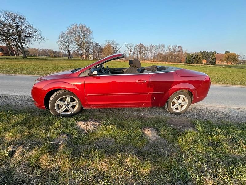 Gebraucht Ford Focus Cabriolet 100 PS (73 kW) 2007 Rot Cabrio
