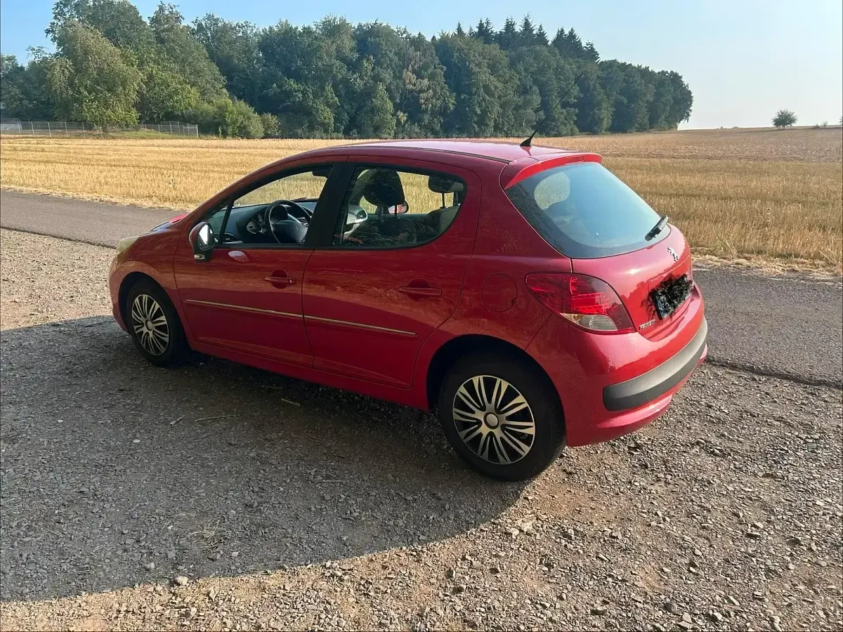 Gebraucht Peugeot 207 95 PS (69 kW) 2011 Rot Kleinwagen