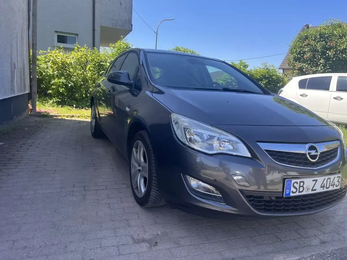 Gebraucht Opel Astra Edition 140 PS (102 kW) 2011 Limousine