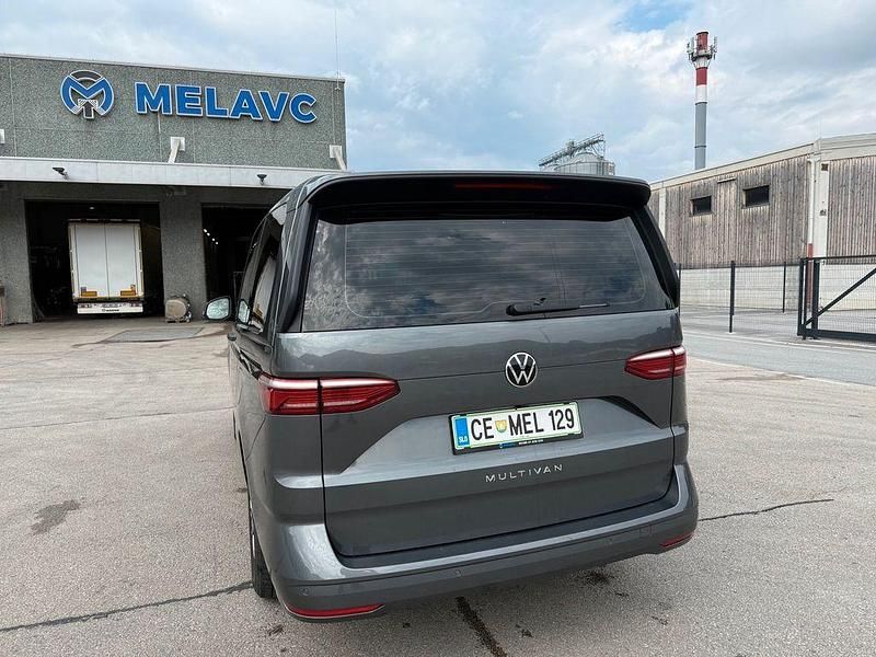 Gebraucht VW Multivan 150 PS (110 kW) 2023 Grau Van