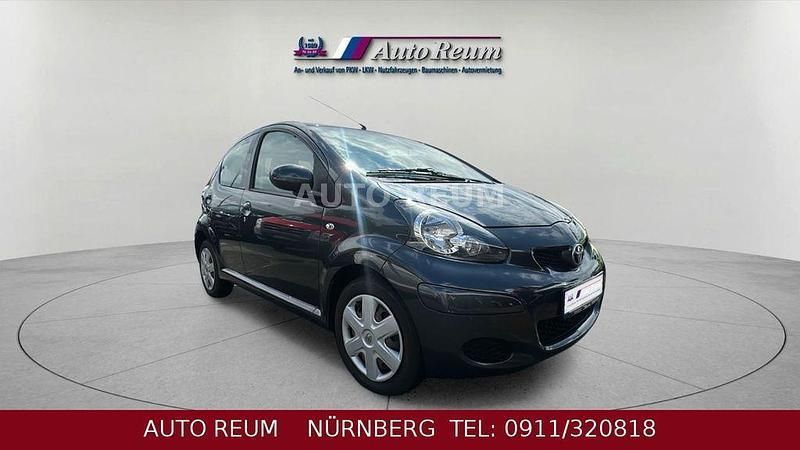 Gebraucht Toyota Aygo 68 PS (50 kW) 2011 Grau Kleinwagen