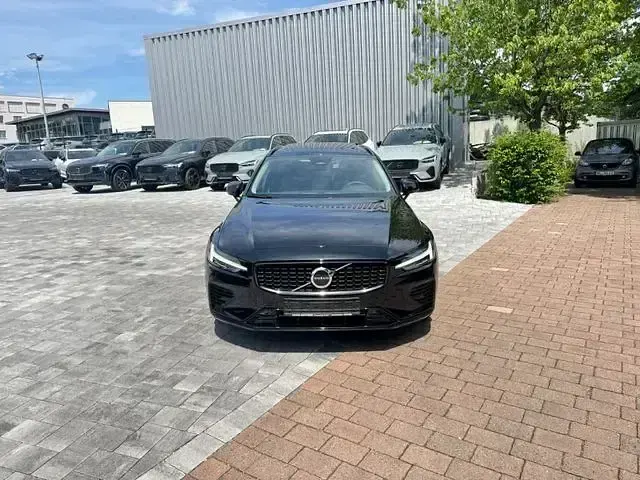 Gebraucht Volvo V60 Plus 253 PS (186 kW) 2023 Black stone Kombi