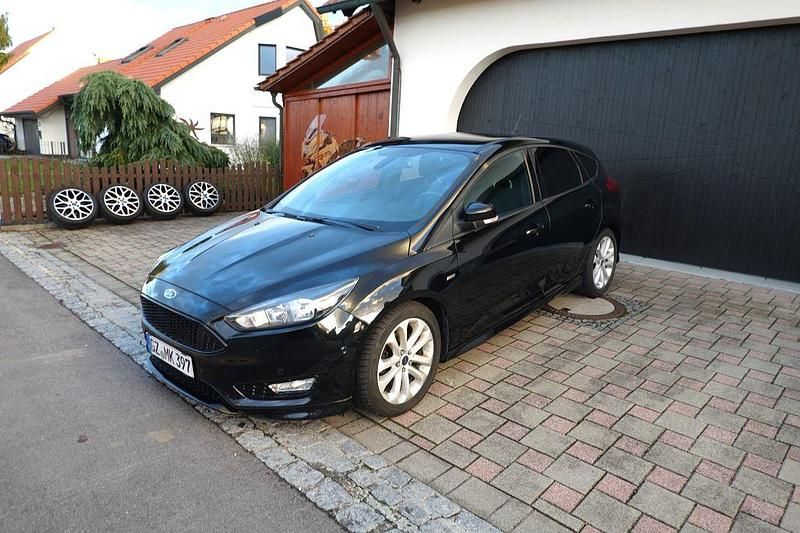 Schwarz Gebraucht 2018 Ford Focus ST-Line Limousine | 9.100 € (Fairer Preis) - Bild 1/4