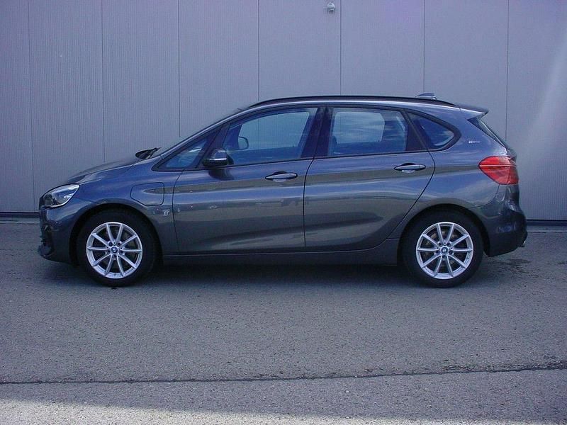 Grau Gebraucht 2019 BMW 225 Van / Kleinbus | 17.700 € (Guter Preis) - Bild 1/4