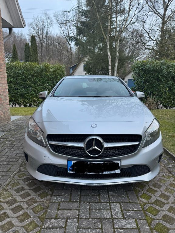 Silber Gebraucht 2015 Mercedes A180 Sportline Limousine | 15.198 € (Guter Preis) - Bild 1/4