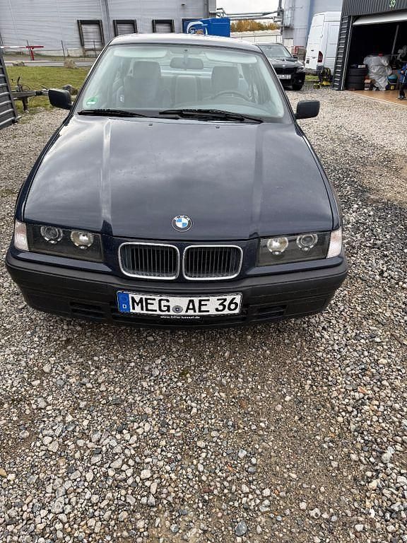 Blau Gebraucht 1994 BMW 316 Basis Limousine | 1.500 € - Bild 1/4