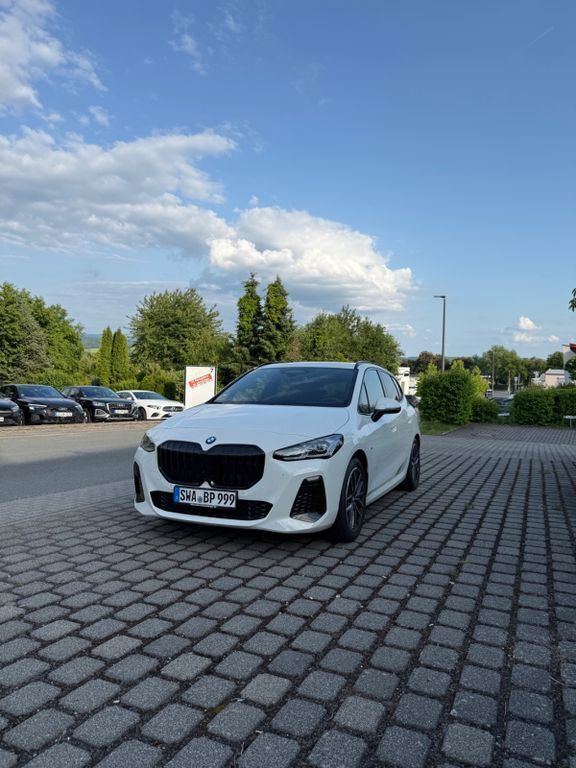 Weiß Gebraucht 2024 BMW 223 Active Tourer M Sport Van / Kleinbus | 34.700 € (Guter Preis) - Bild 1/4