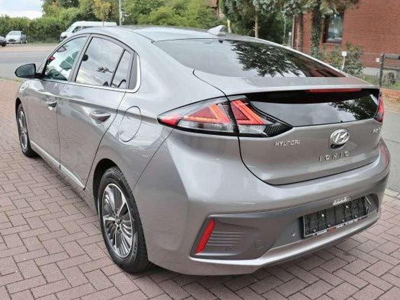 Gebraucht Hyundai Ioniq Premium 141 PS (103 kW) 2020 Fluidic metal / met Kleinwagen