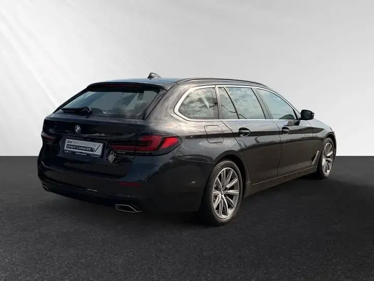 Gebraucht BMW 520 190 PS (139 kW) 2022 Sophistograu brillanteffekt metallic Kombi