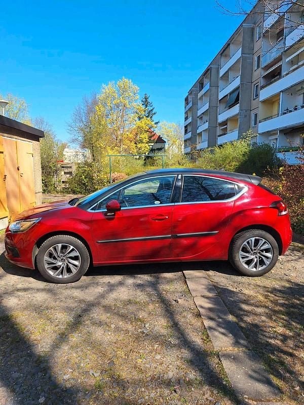 Second-hand Citroën DS4 So Chic 114 CP (83 kW) 2015 Roșu Hatchback