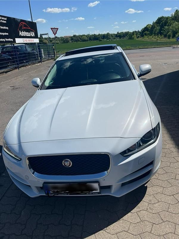 Weiß Gebraucht 2016 Jaguar XE Limousine | 14.000 € (Superpreis) - Bild 1/4