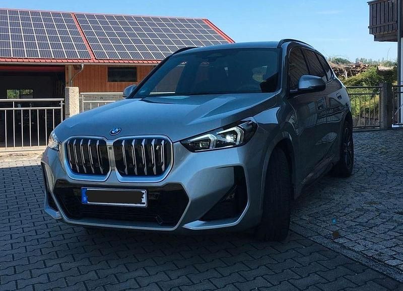 Silber Gebraucht 2023 BMW iX1 Sport Line SUV | 39.700 € (Fairer Preis) - Bild 1/4