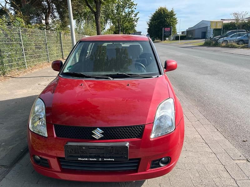 Rot Gebraucht 2007 Suzuki Swift Limousine | 1.790 € (Fairer Preis) - Bild 1/4