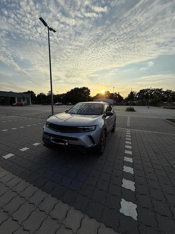 Grau Gebraucht 2024 Opel Mokka SUV | 19.999 € (Superpreis) - Bild 1/3