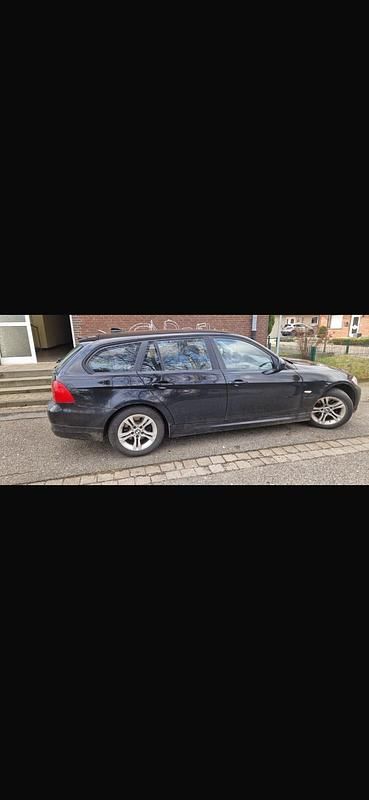 Gebraucht BMW 320 184 PS (135 kW) 2010 Schwarz Kombi