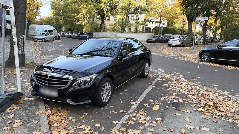 Schwarz Gebraucht 2016 Mercedes 200 Limousine | 16.000 € - Bild 1/4