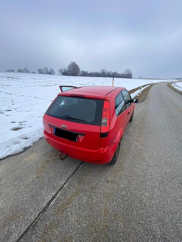 Gebraucht Ford Fiesta 70 PS (51 kW) 2005 Rot Kleinwagen