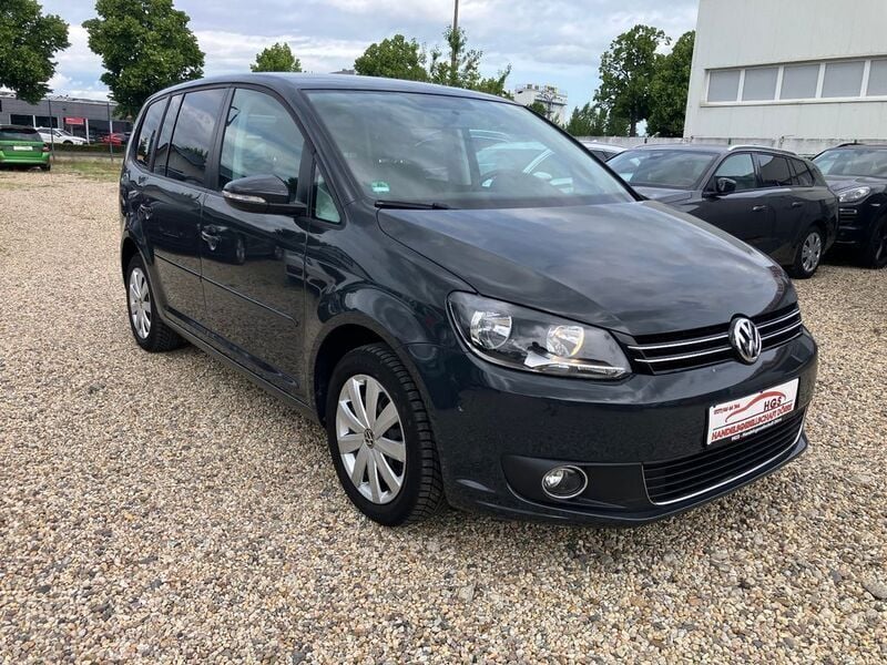 Pure white Gebraucht 2015 VW Touran Trendline Van / Kleinbus | 13.990 € - Bild 1/4