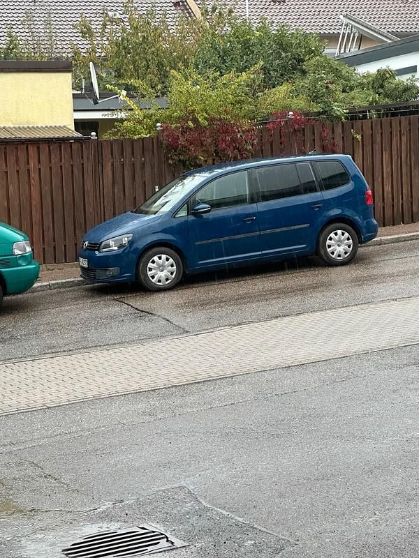 Blau Gebraucht 2012 VW Touran Van / Kleinbus | 3.899 € (Superpreis) - Bild 1/4