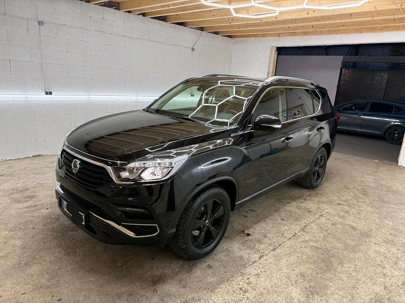 Schwarz Gebraucht 2017 Ssangyong Rexton SUV | 15.000 € - Bild 1/4