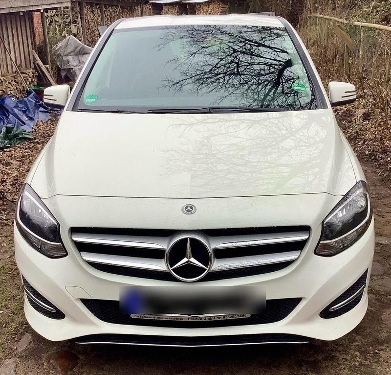 Weiß Gebraucht 2018 Mercedes B180 Van / Kleinbus | 15.500 € (Guter Preis) - Bild 1/4