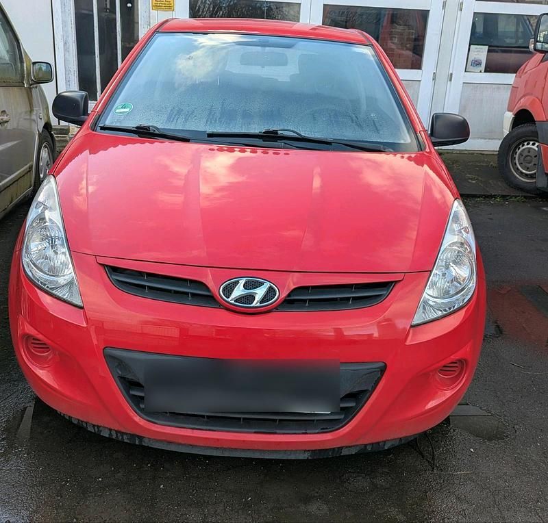Gebraucht Hyundai i20 77 PS (56 kW) 2012 Rot Kleinwagen