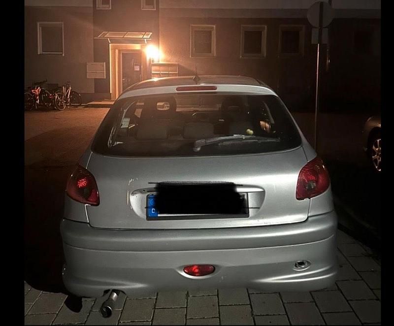 Grau Gebraucht 2004 Peugeot 206 Kleinwagen | 750 € - Bild 1/4