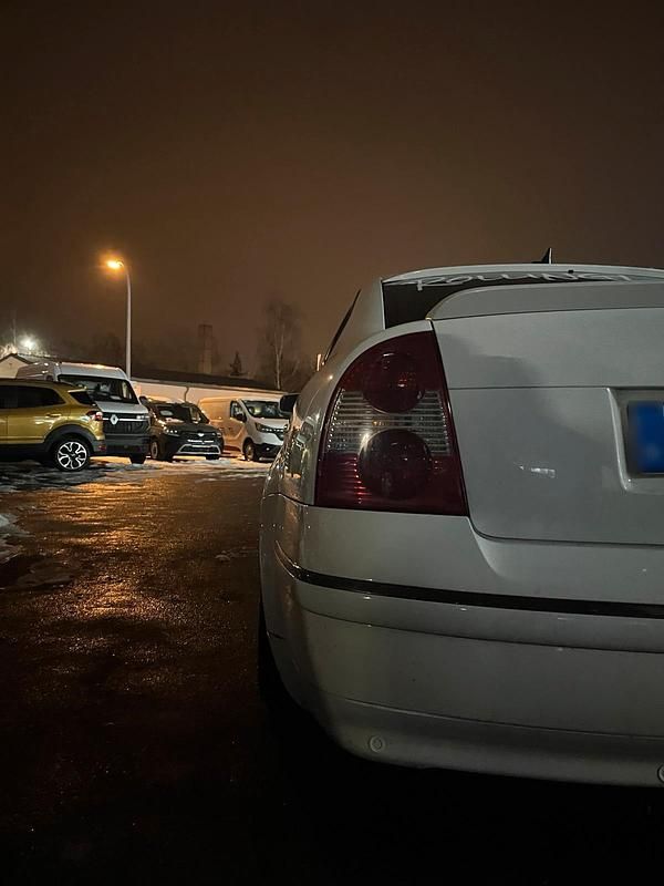 Gebraucht VW Passat 131 PS (96 kW) 2002 Weiß Limousine